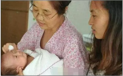 二胎產後15天,大姑姐來看娃娃,老公大吼別進來,滾出去