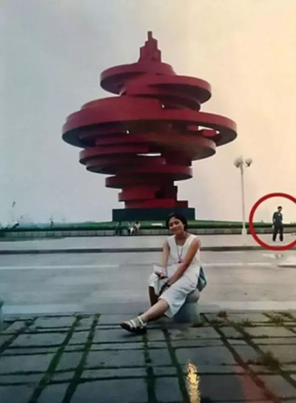 男子無意間翻出妻子17年前照片,放大後全身冒雞皮疙瘩