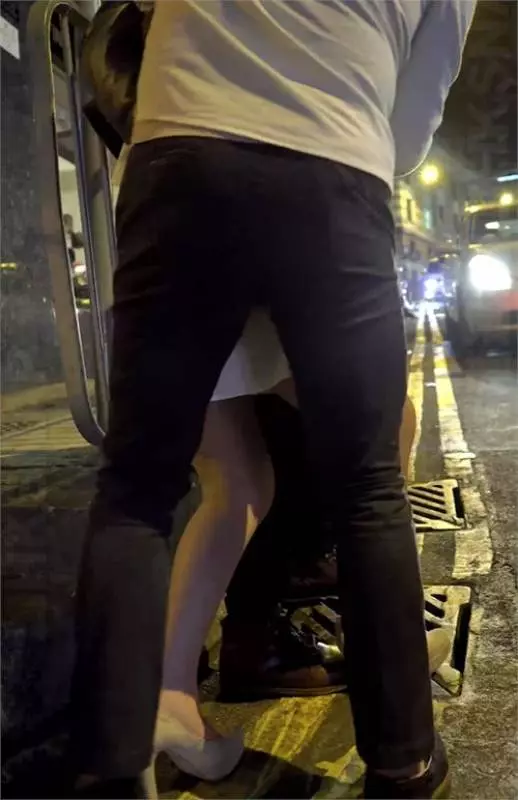 醉到無力「港妹當街遭撿」片流出裙太短遮不住…網眼尖:男未出發先興奮