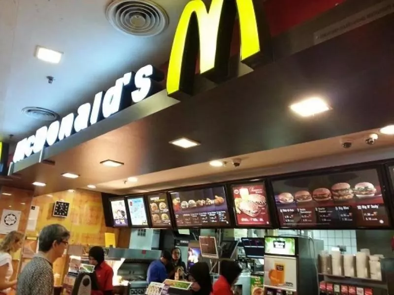 大馬男子買麥當勞炸雞當晚餐,準備開動卻發現一個驚人的事實