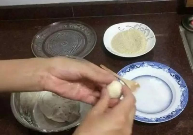 自製「空心麻團」,1碗糯米粉1碗水,簡單易學又好吃,個個都空心~