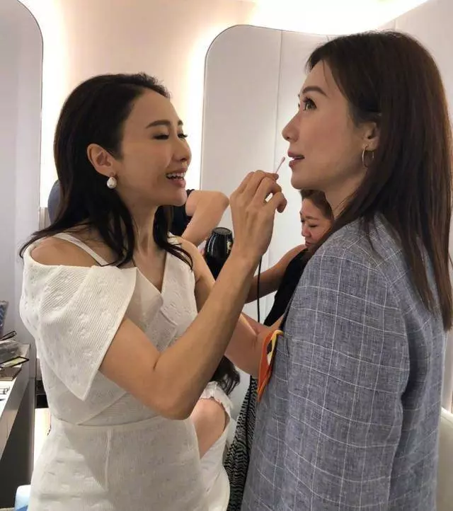 48歲張可頤近照似少女,當紅患病隱退, 現主演劉德華監製港劇