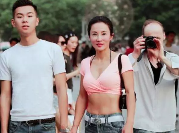 這位才是真正的凍齡美女,看得出來她50歲了嗎,趙雅芝劉曉慶在她面前都服輸了 -