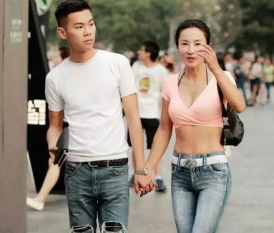 這位才是真正的凍齡美女,看得出來她50歲了嗎,趙雅芝劉曉慶在她面前都服輸了 -