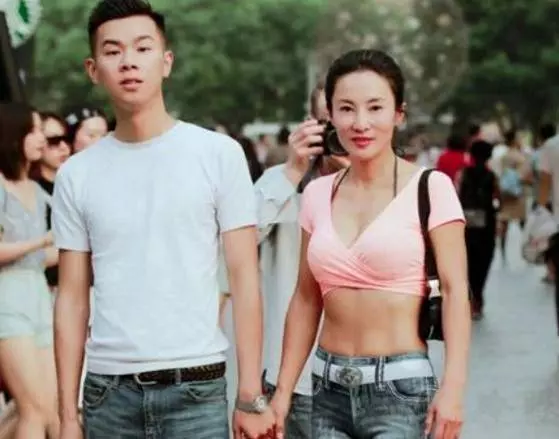 這位才是真正的凍齡美女,看得出來她50歲了嗎,趙雅芝劉曉慶在她面前都服輸了 -