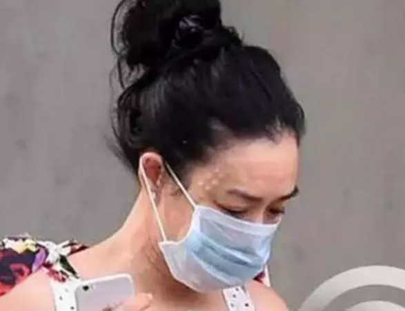 近50歲的鐘麗緹素顏曝光,嬸樣畢露,肚子大得可怕!網友:老公怎麼敢要 -