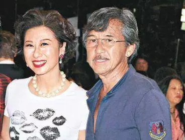 57歲葉倩文全家近照,33歲兒子居然長得這麼帥,網友:簡直就是模特的料