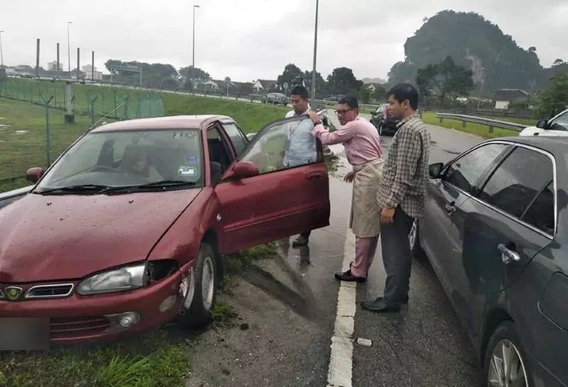 上班途中看到車禍 霹大臣雨中助人