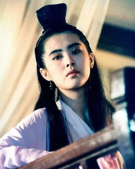 51歲王祖賢現身餐廳被捉拍,沒想到曾經的女神如今竟變成水桶腰,駝背還如此嚴重,網友:還我女神