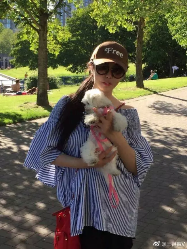 51歲王祖賢現身餐廳被捉拍,沒想到曾經的女神如今竟變成水桶腰,駝背還如此嚴重,網友:還我女神
