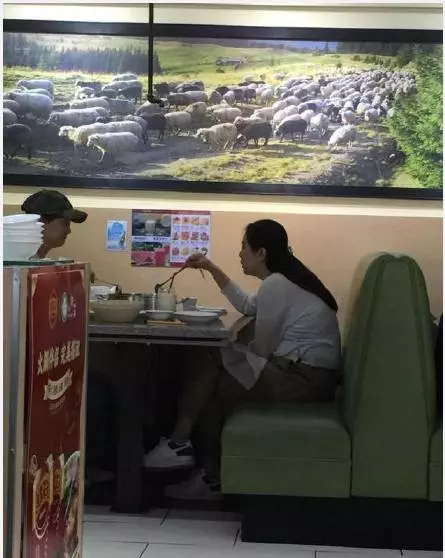 51歲王祖賢現身餐廳被捉拍,沒想到曾經的女神如今竟變成水桶腰,駝背還如此嚴重,網友:還我女神