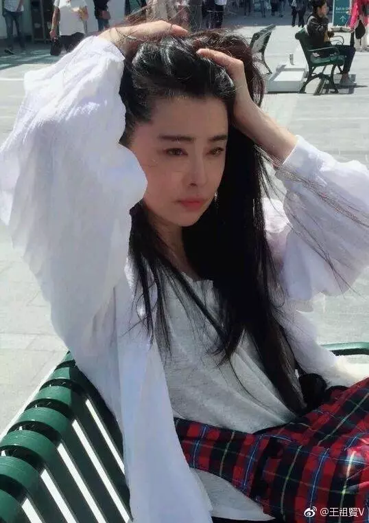 51歲王祖賢現身餐廳被捉拍,沒想到曾經的女神如今竟變成水桶腰,駝背還如此嚴重,網友:還我女神