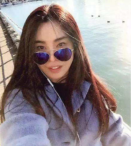 51歲王祖賢現身餐廳被捉拍,沒想到曾經的女神如今竟變成水桶腰,駝背還如此嚴重,網友:還我女神
