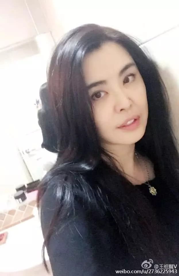 51歲王祖賢現身餐廳被捉拍,沒想到曾經的女神如今竟變成水桶腰,駝背還如此嚴重,網友:還我女神