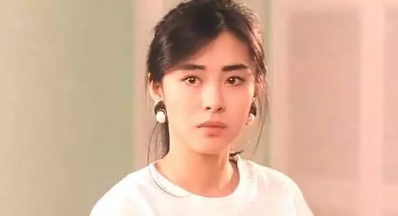51歲王祖賢現身餐廳被捉拍,沒想到曾經的女神如今竟變成水桶腰,駝背還如此嚴重,網友:還我女神