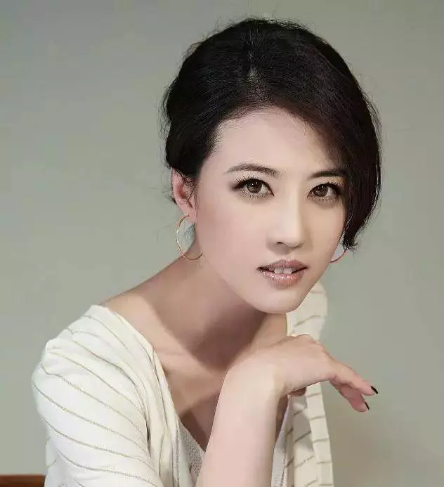 周海媚真敢穿,為了扮嫩51歲穿成了21歲,網友:扮嫩我只服她