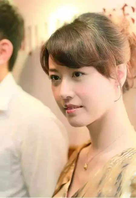 周海媚真敢穿,為了扮嫩51歲穿成了21歲,網友:扮嫩我只服她