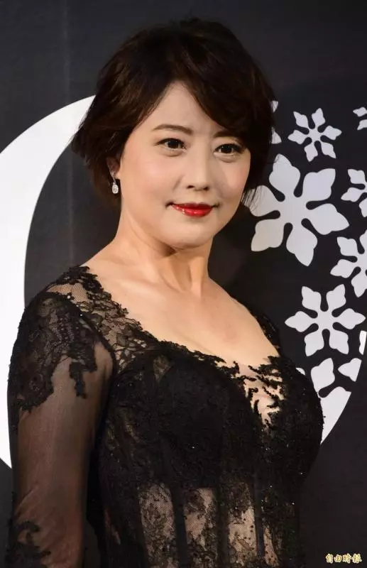 周海媚真敢穿,為了扮嫩51歲穿成了21歲,網友:扮嫩我只服她