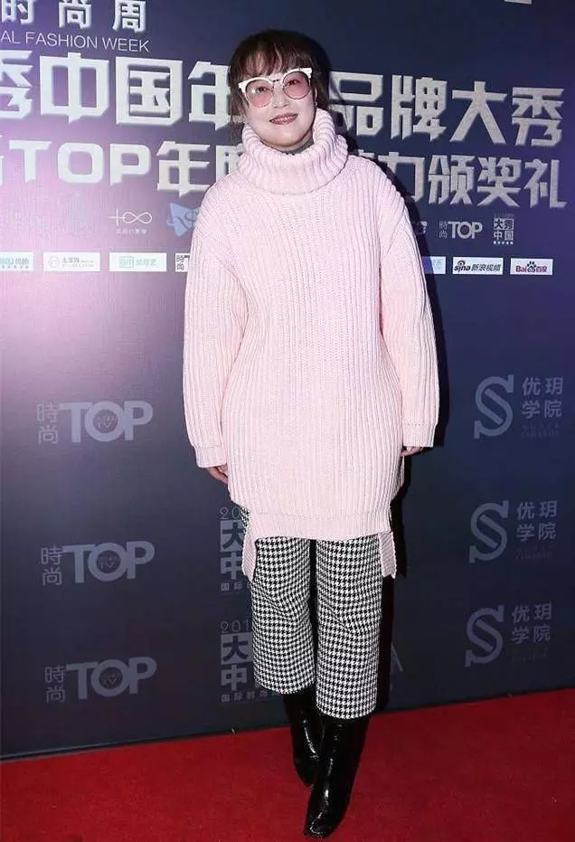 周海媚真敢穿,為了扮嫩51歲穿成了21歲,網友:扮嫩我只服她