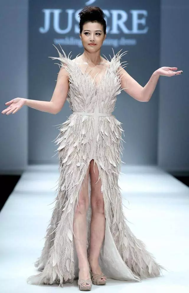 周海媚真敢穿,為了扮嫩51歲穿成了21歲,網友:扮嫩我只服她