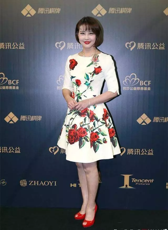 周海媚真敢穿,為了扮嫩51歲穿成了21歲,網友:扮嫩我只服她