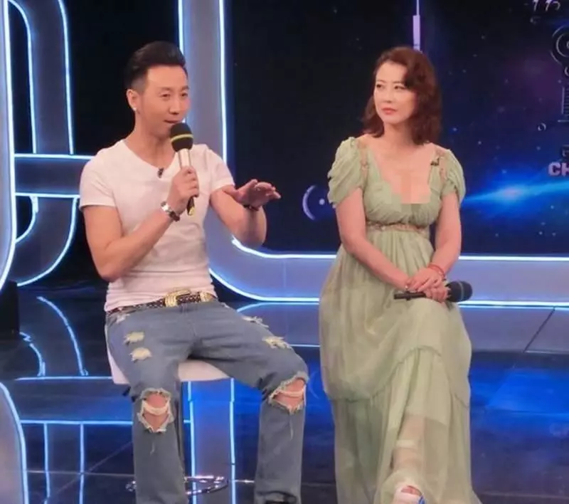 周海媚真敢穿,為了扮嫩51歲穿成了21歲,網友:扮嫩我只服她