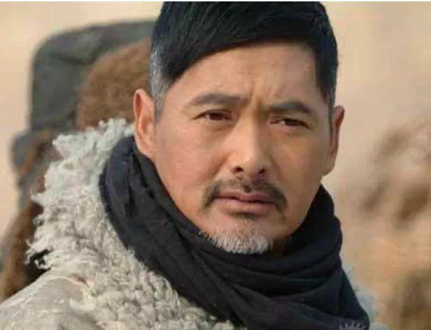 63歲的周潤發老了,66歲的洪金寶老了,而他卻把63歲活成了36歲