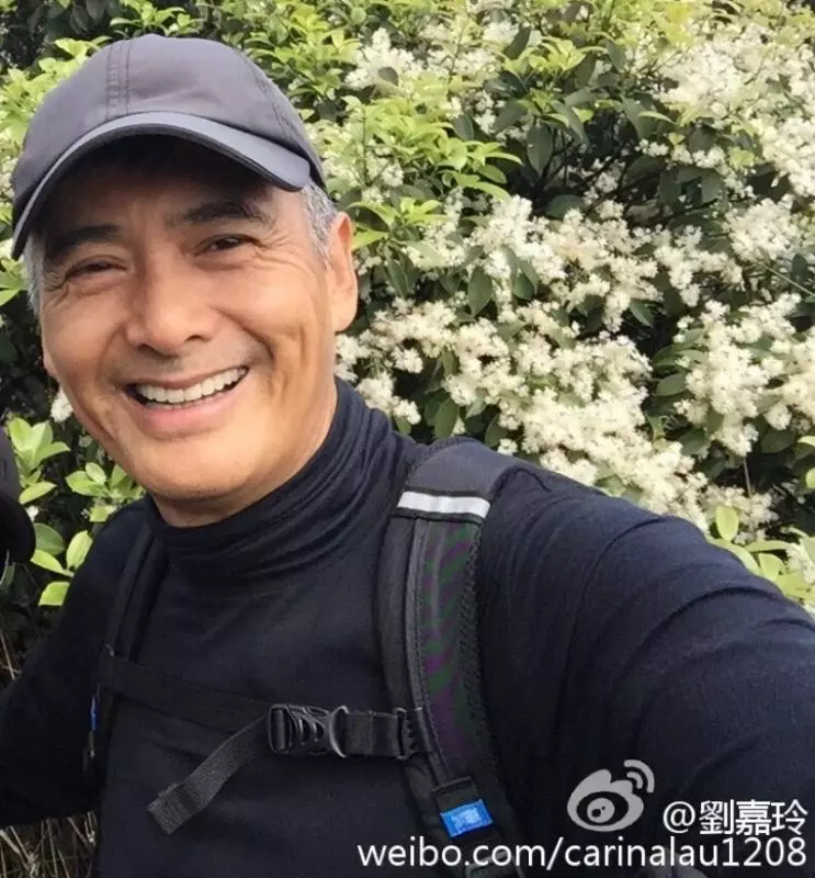63歲的周潤發老了,66歲的洪金寶老了,而他卻把63歲活成了36歲