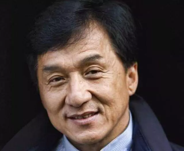 63歲的周潤發老了,66歲的洪金寶老了,而他卻把63歲活成了36歲