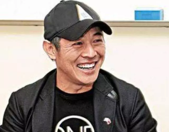 63歲的周潤發老了,66歲的洪金寶老了,而他卻把63歲活成了36歲