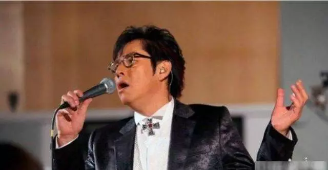 68歲譚詠麟全家照曝光,兩個老婆同夫不同命,唯一譚詠麟原來長這樣