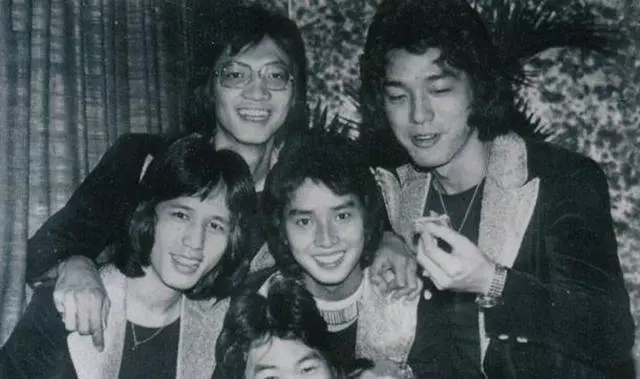 68歲譚詠麟全家照曝光,兩個老婆同夫不同命,唯一譚詠麟原來長這樣
