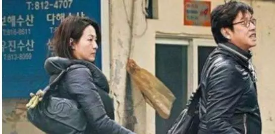 68歲譚詠麟全家照曝光,兩個老婆同夫不同命,唯一譚詠麟原來長這樣