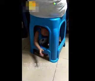網友爆料稱,為防止孩子不亂跑影響打麻將,親媽把孩子罩在凳子下,孩子是無辜的