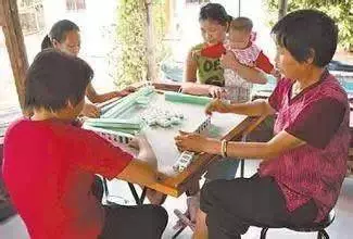 網友爆料稱,為防止孩子不亂跑影響打麻將,親媽把孩子罩在凳子下,孩子是無辜的