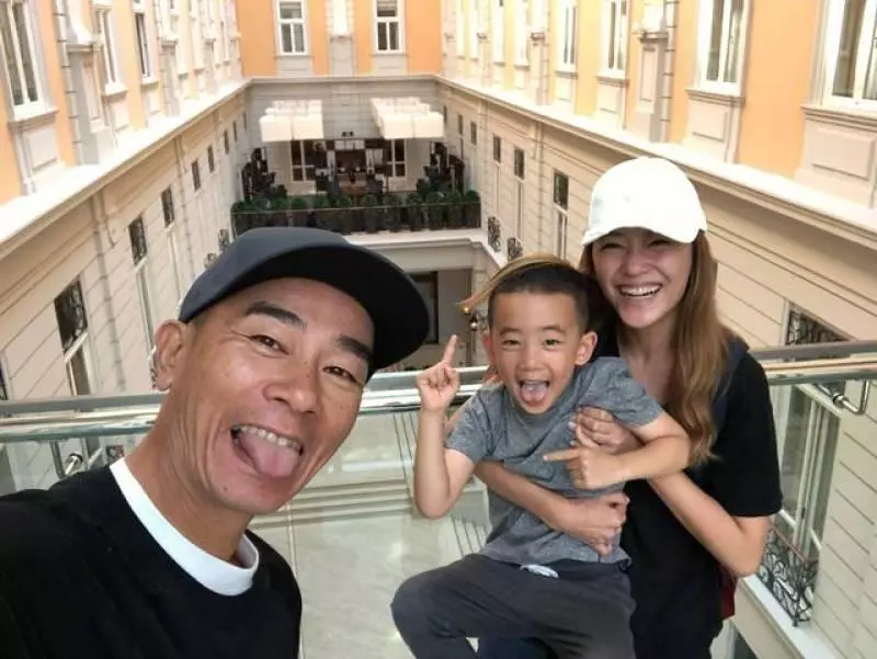 應采兒和Jasper一起盪鞦韆,母子倆大長腿吸睛,互相對望好溫馨