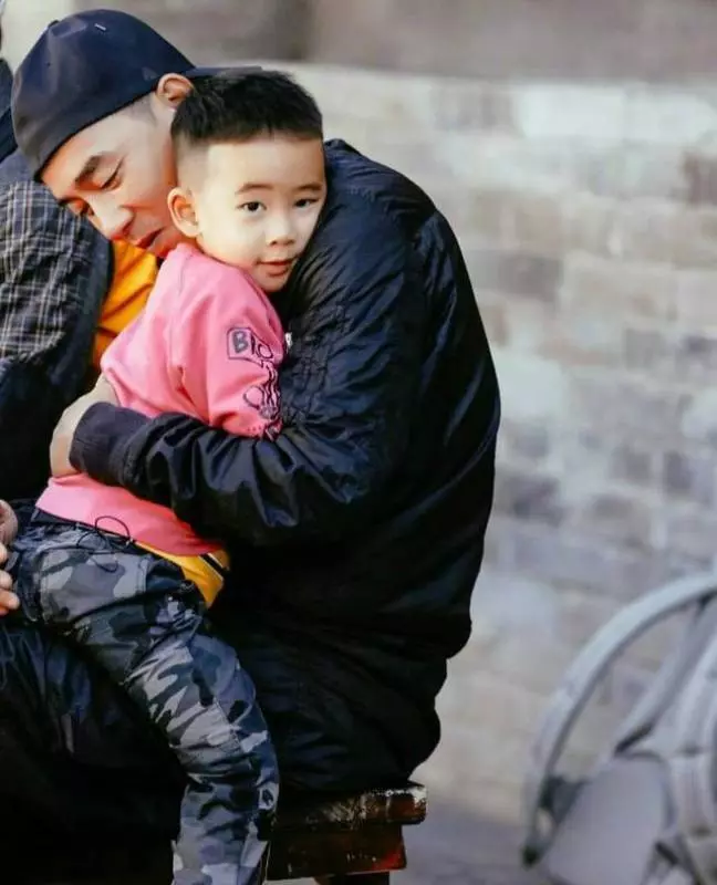 應采兒和Jasper一起盪鞦韆,母子倆大長腿吸睛,互相對望好溫馨