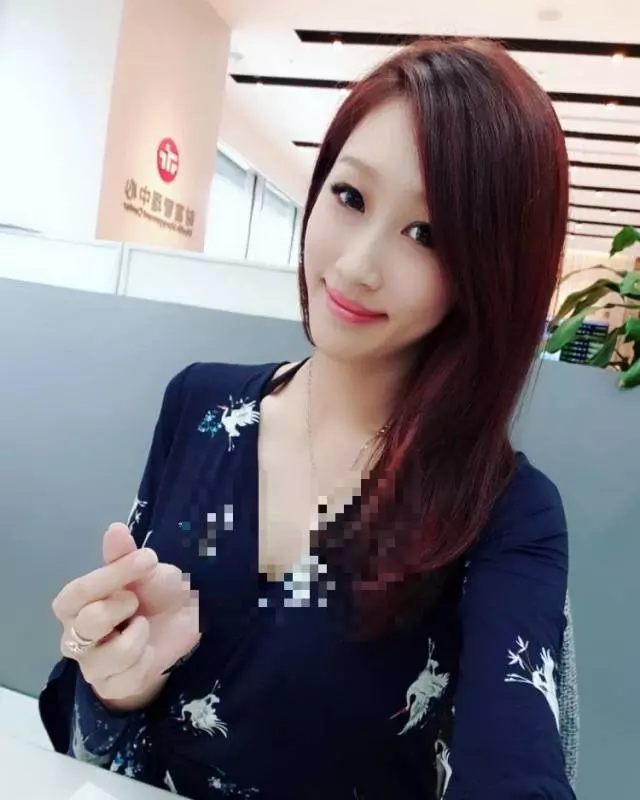 求神超正理專去銀行辦事「拍到美麗風景」終於神到傳送門:私照一張比一張正