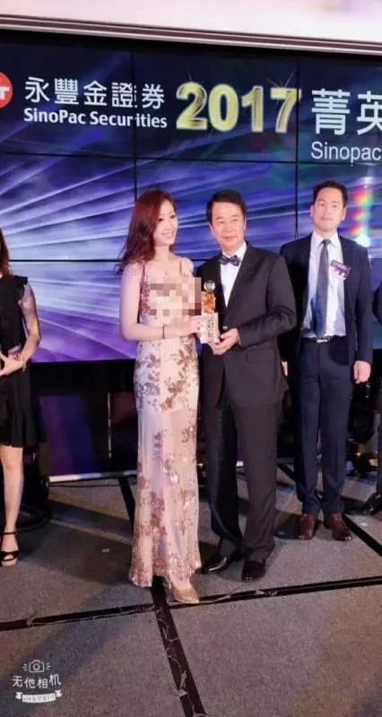 求神超正理專去銀行辦事「拍到美麗風景」終於神到傳送門:私照一張比一張正