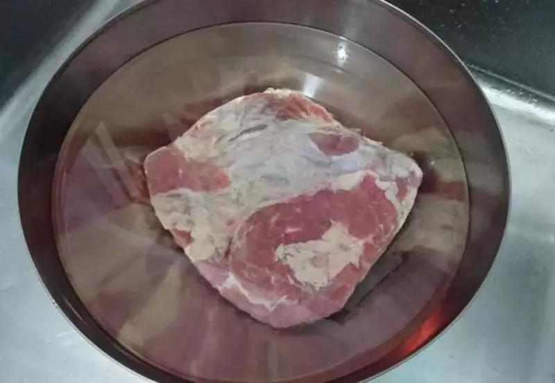 別用水泡硬如石頭的凍肉一招不損口感快速解凍