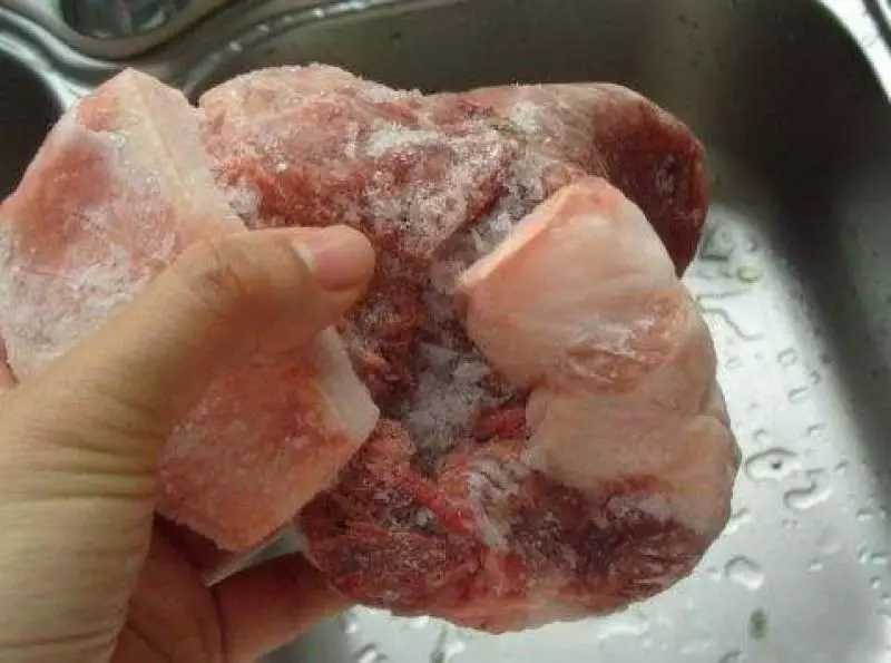 別用水泡硬如石頭的凍肉一招不損口感快速解凍