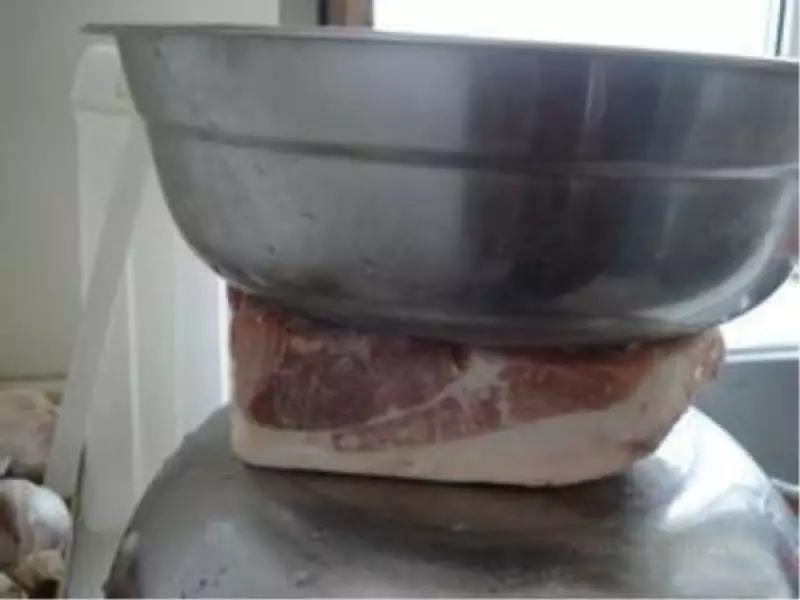 別用水泡硬如石頭的凍肉一招不損口感快速解凍