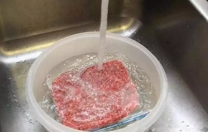 別用水泡硬如石頭的凍肉一招不損口感快速解凍
