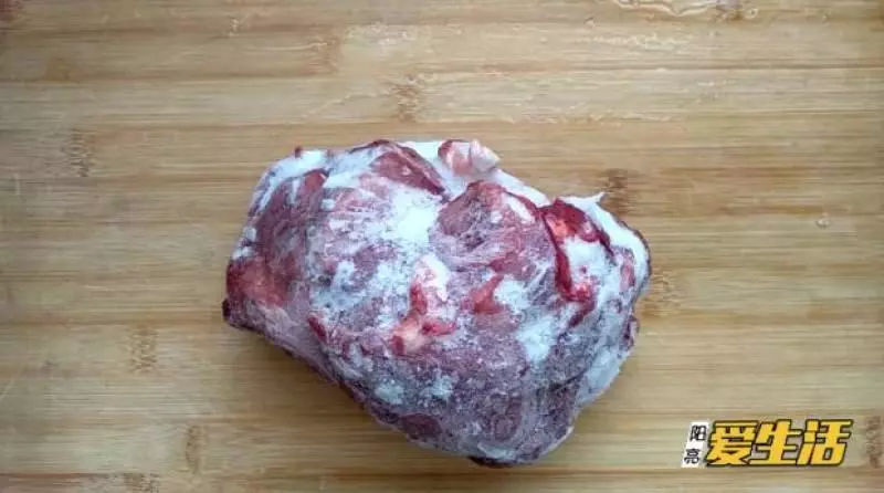別用水泡硬如石頭的凍肉一招不損口感快速解凍