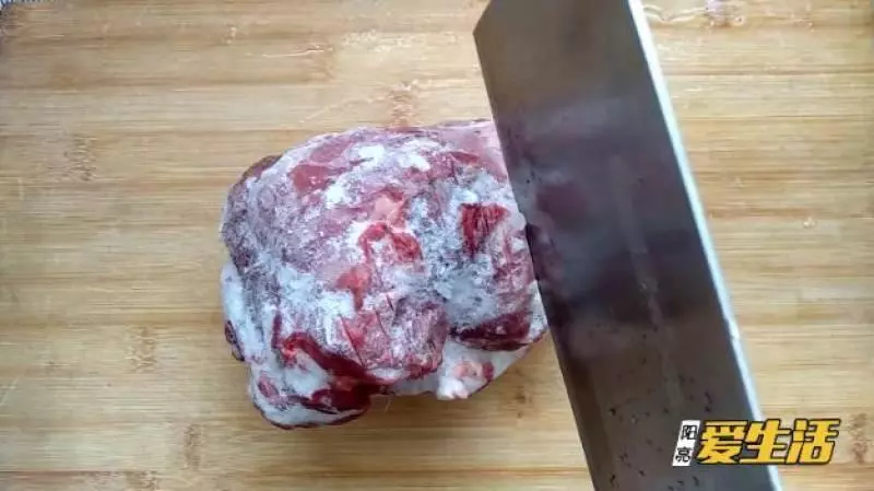別用水泡硬如石頭的凍肉一招不損口感快速解凍