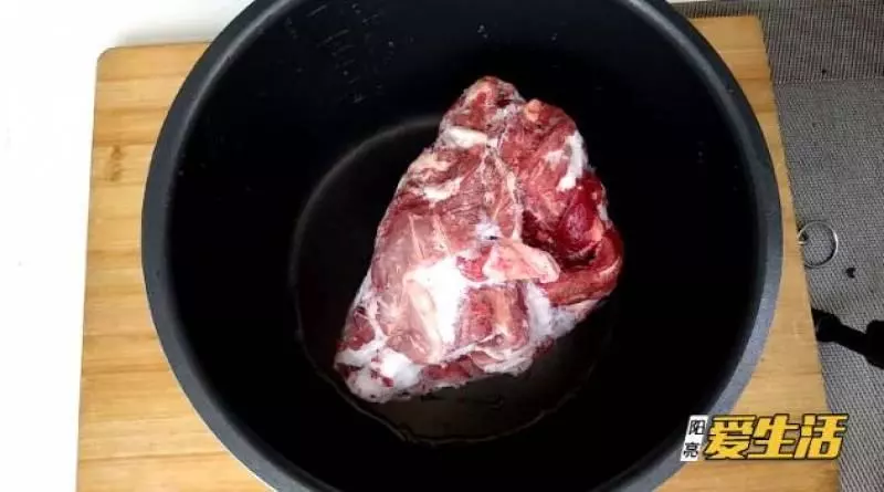 別用水泡硬如石頭的凍肉一招不損口感快速解凍