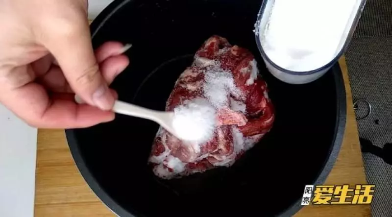 別用水泡硬如石頭的凍肉一招不損口感快速解凍