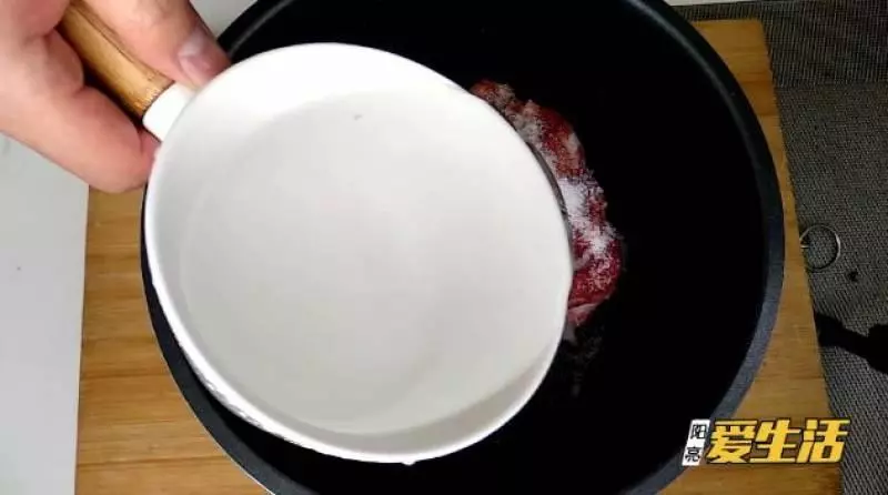 別用水泡硬如石頭的凍肉一招不損口感快速解凍