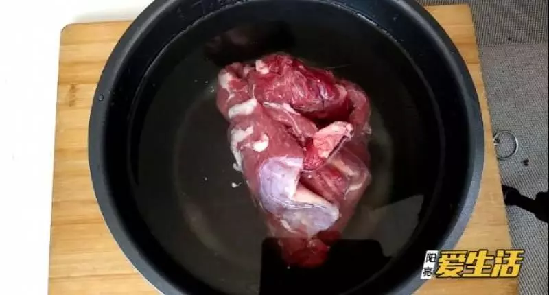 別用水泡硬如石頭的凍肉一招不損口感快速解凍
