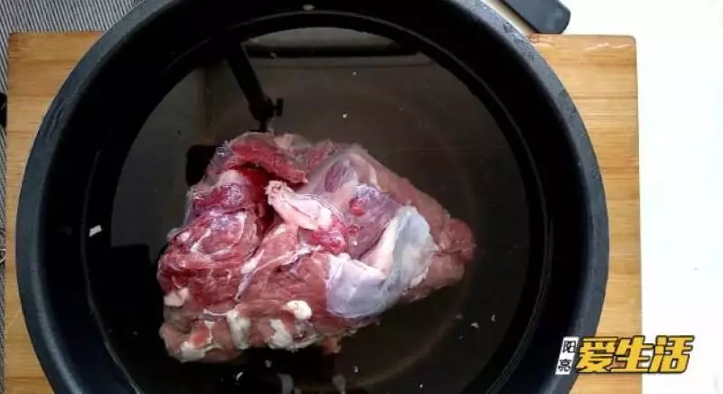 別用水泡硬如石頭的凍肉一招不損口感快速解凍